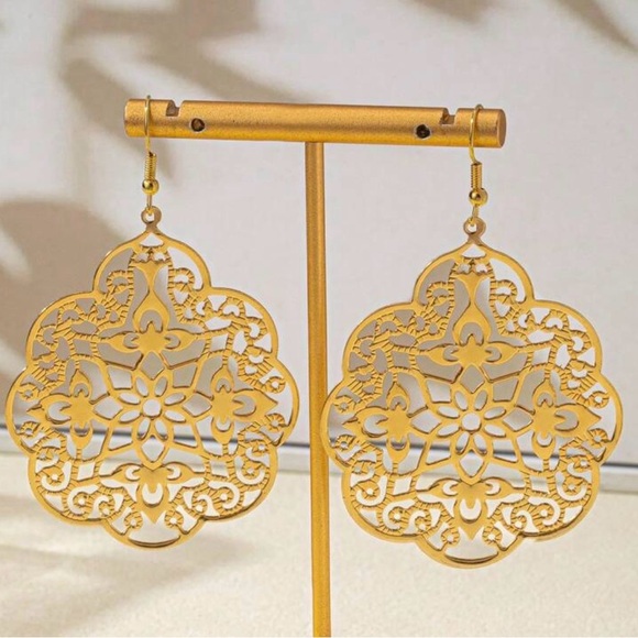 Elegant Gold Filigree Earrings - Picture 3 of 7